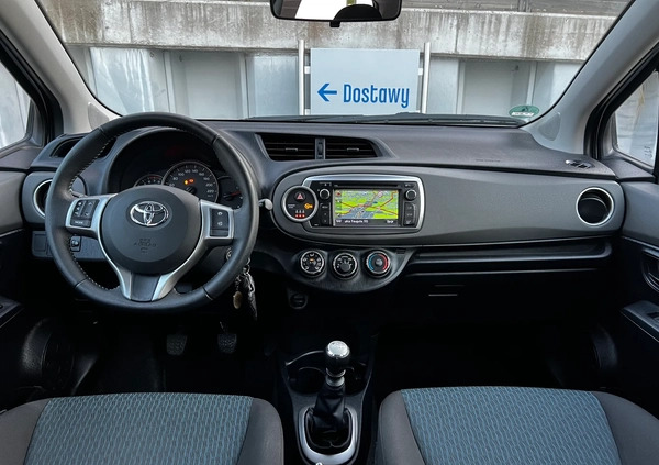 Toyota Yaris cena 34222 przebieg: 63000, rok produkcji 2011 z Sochaczew małe 277